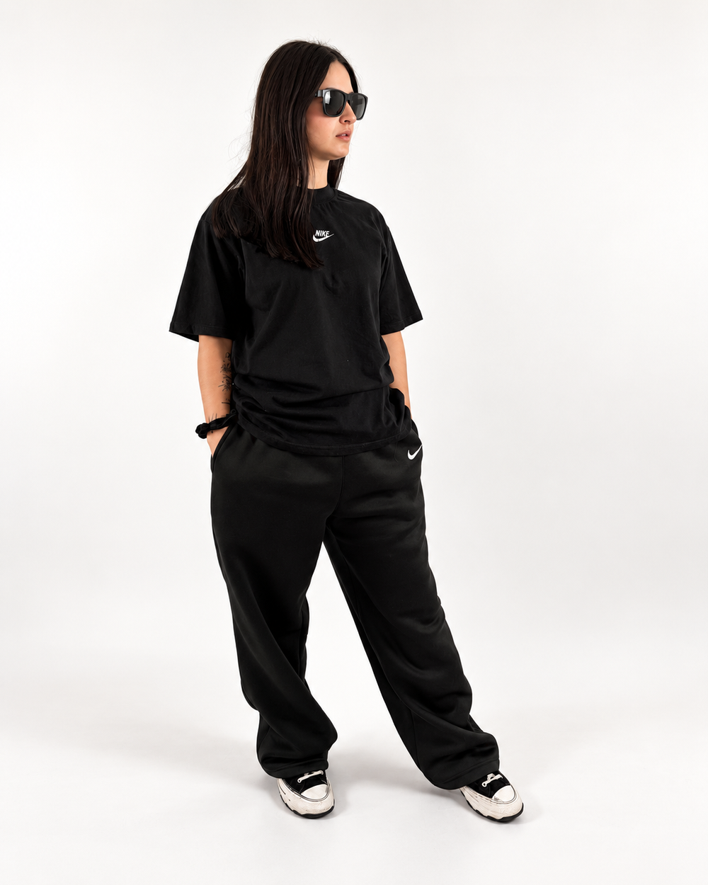 Modelo con pants NUVA negro.