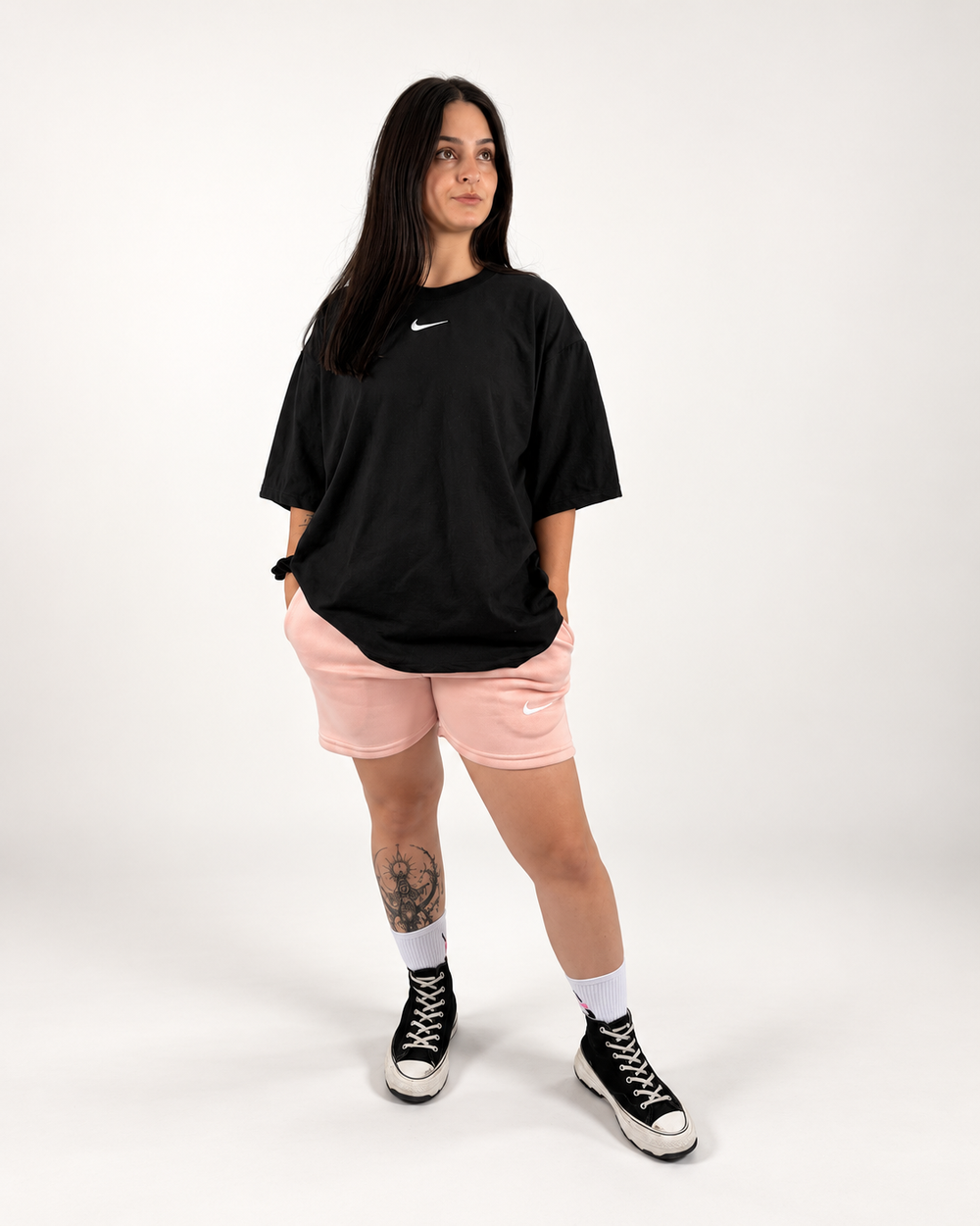Modelo con short NUVA rosa.