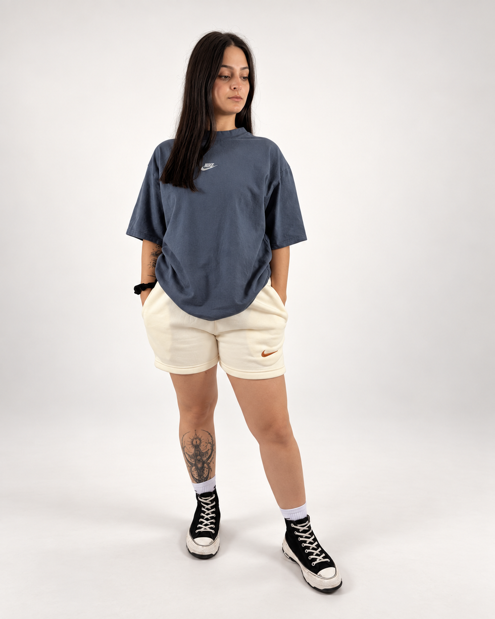 Modelo con short NUVA crema.