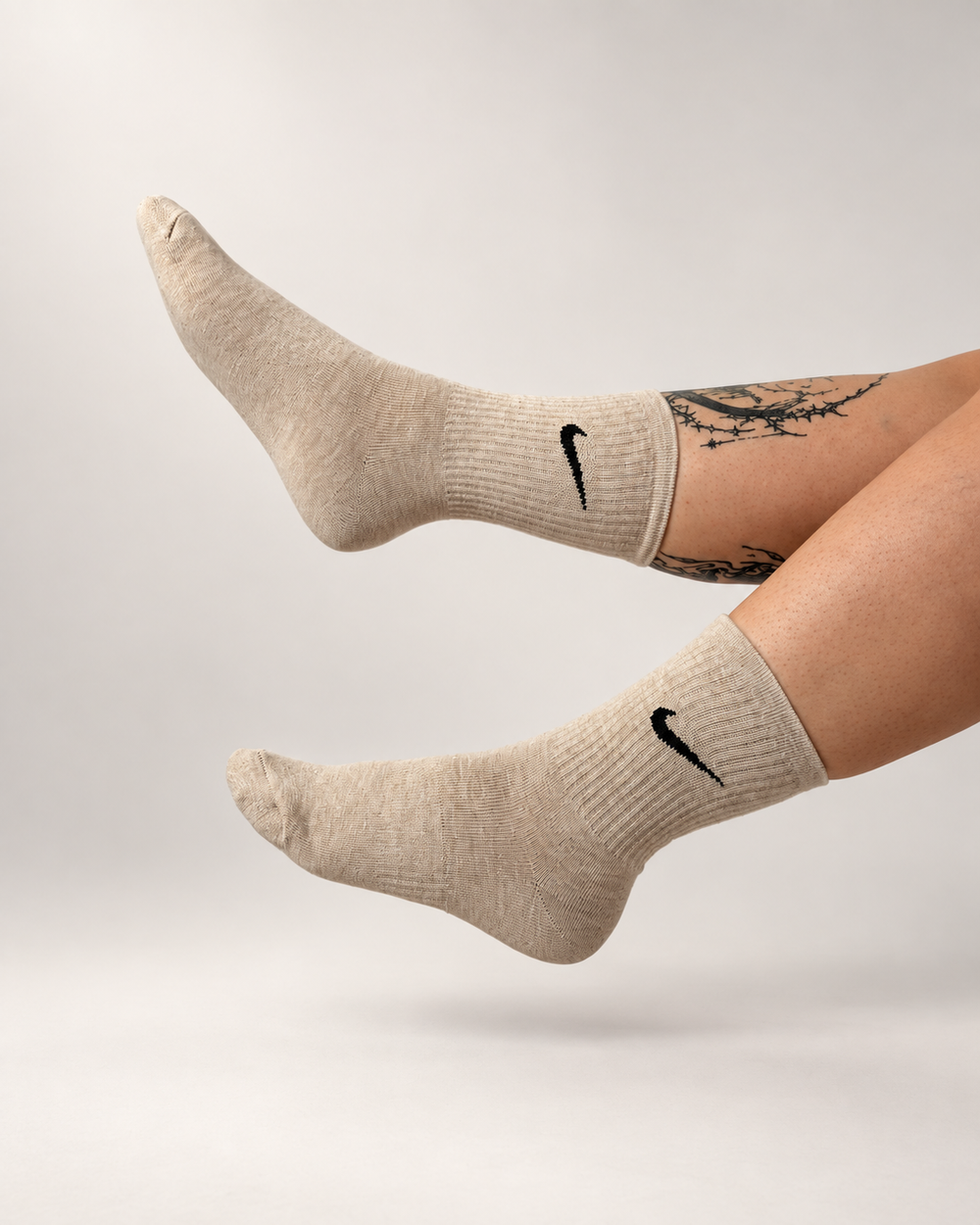 Modelo con calcetas NUVA beige.