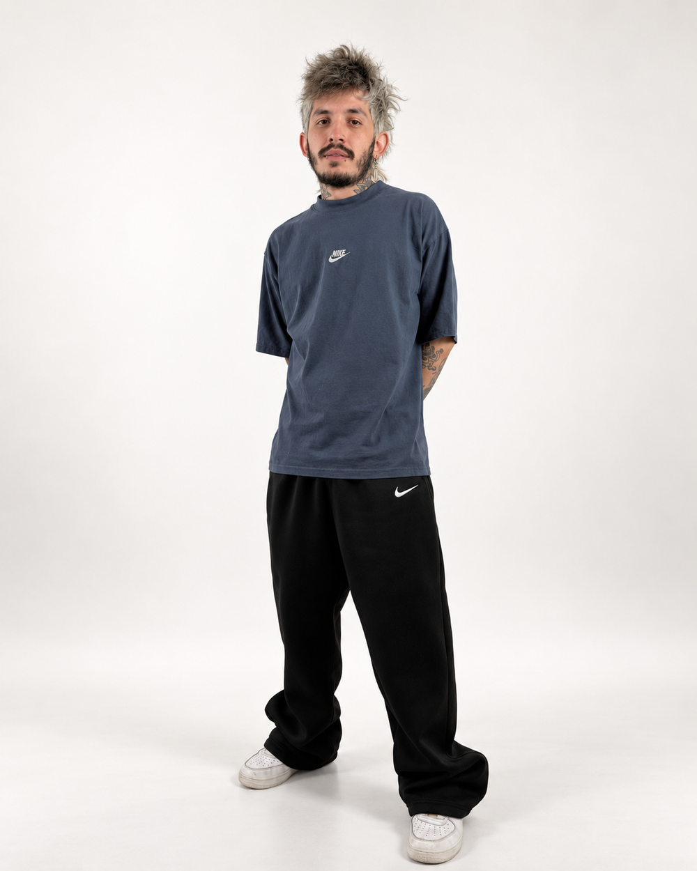 Modelo con playera oversized NUVA azul.
