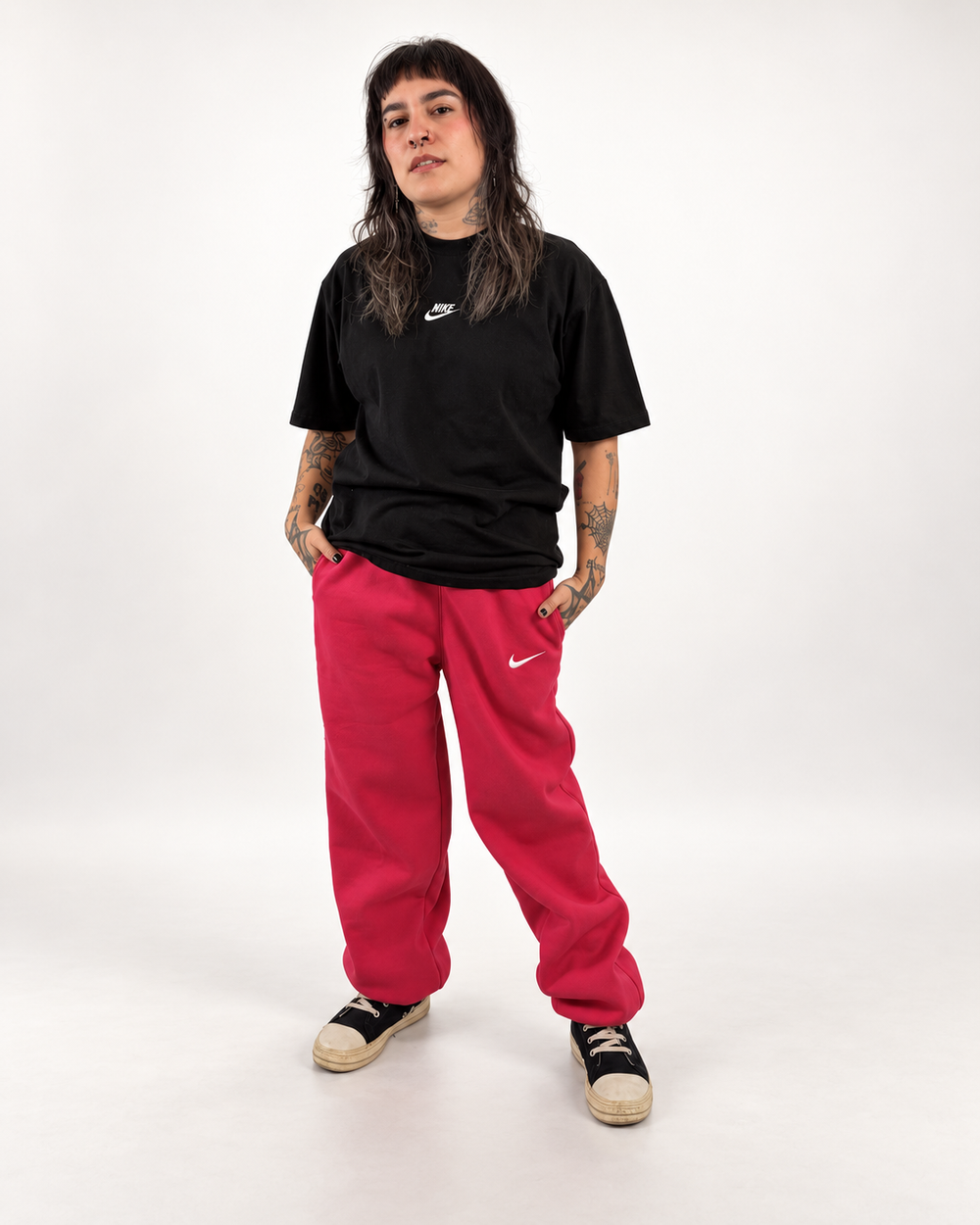 Modelo con pants NUVA rojo.