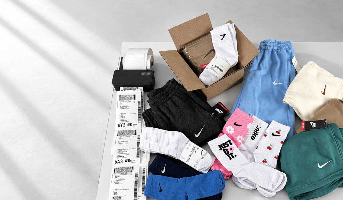 Selección de ropa NUVA organizada sobre una mesa para preparar inventario.