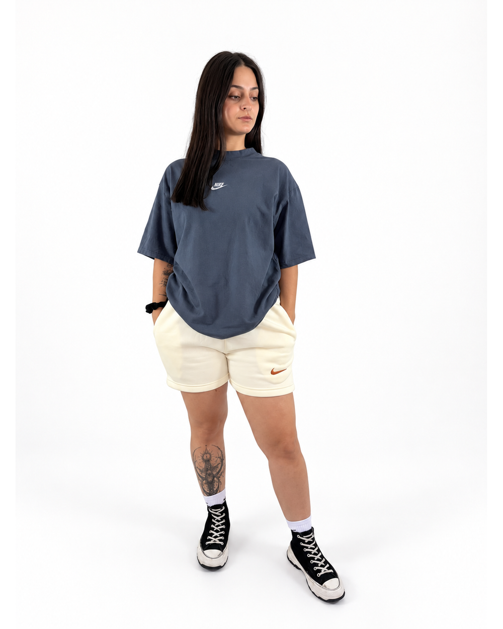 Modelo mujer con playera azul y short amarillo claro NUVA, vista frontal.