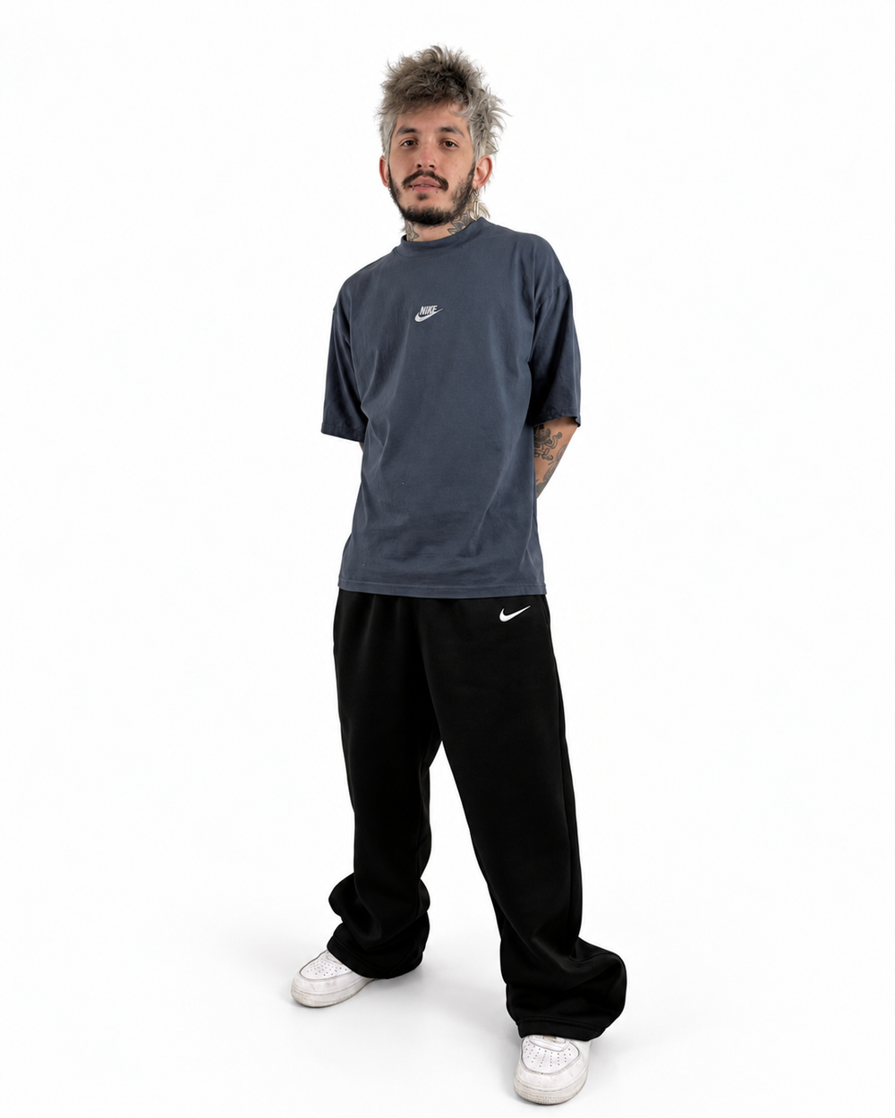 Modelo hombre mostrando una combinación de prendas NUVA.